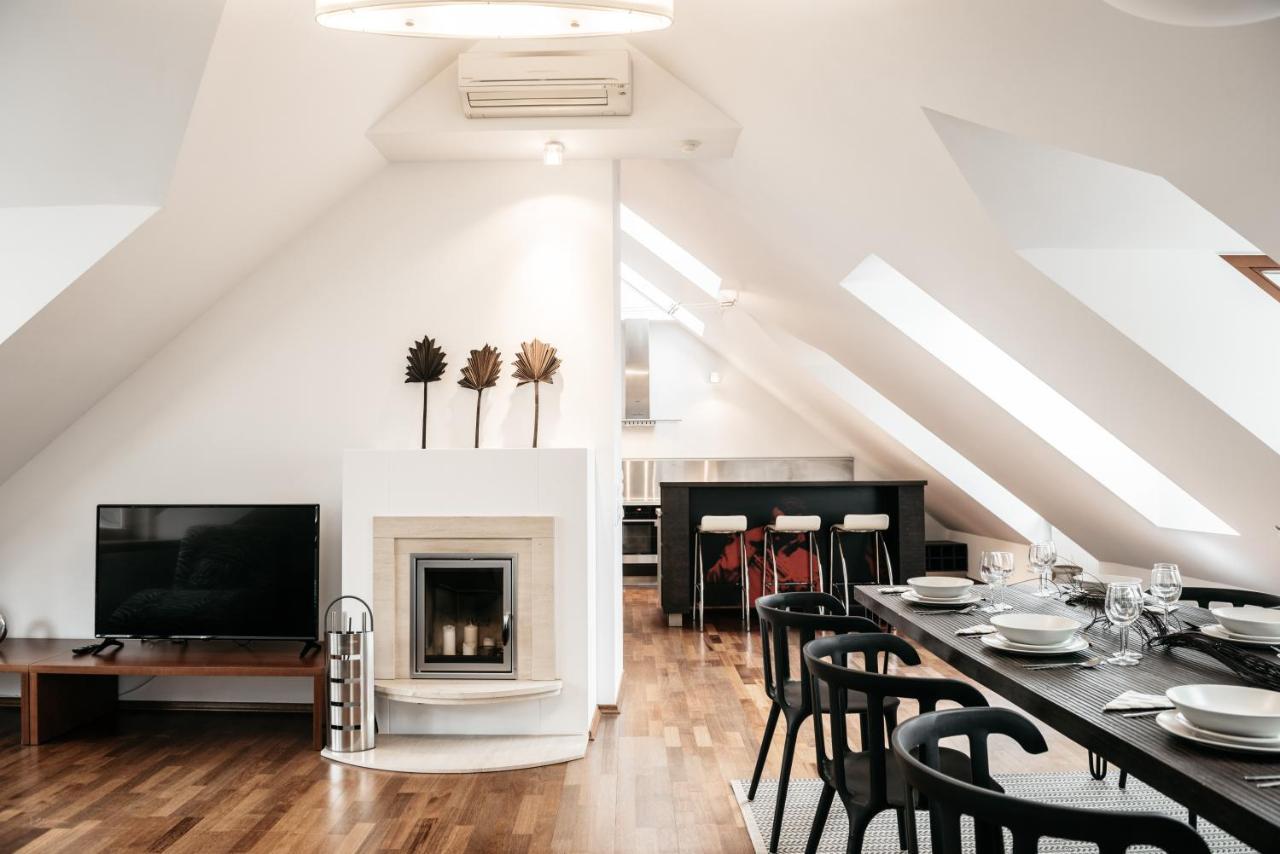 Extravaganza Apartment